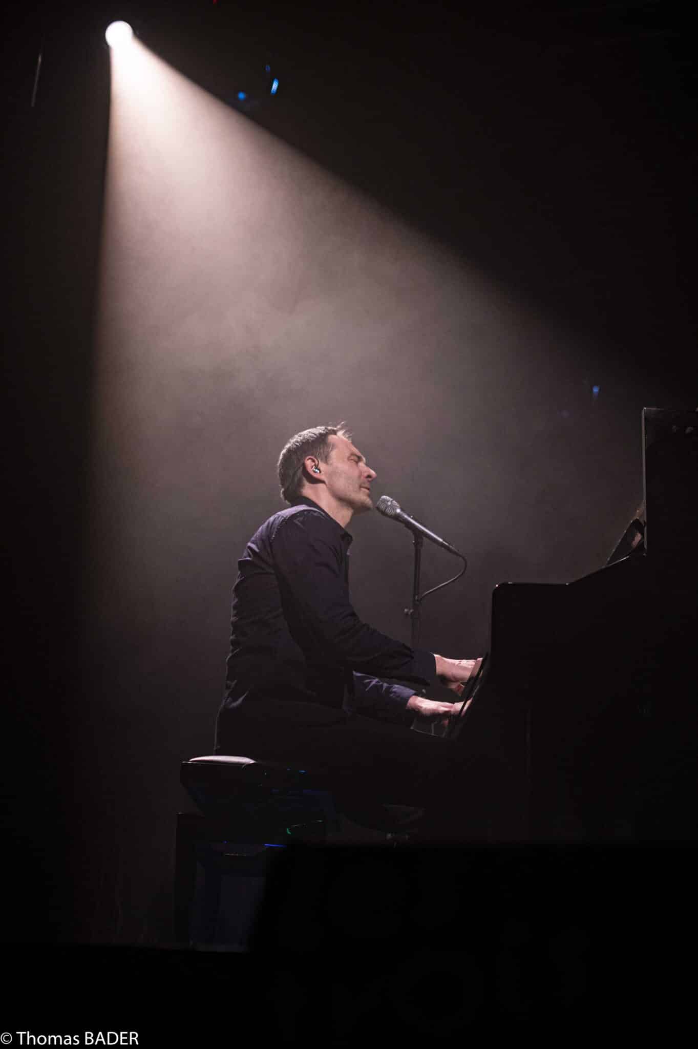 ROUGGE au piano et à la voix